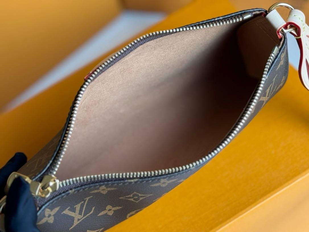 【Pochette Tirette 】M47123 新款 此款手袋采用Monogram 帆布塑造慵懒廓形，以前卫之姿拉开路易威登2024春夏秀场序幕。皮革饰边烘托侧面恰似品牌拉链头的榄尖形轮廓，耀目挂锁和可拆卸并调节的皮革肩带丰富细节。 尺寸：22 x 12 x 5.5 cm