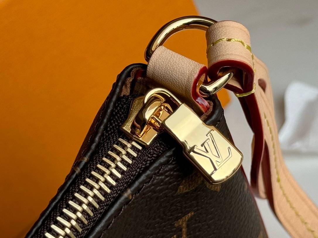 【Pochette Tirette 】M47123 新款 此款手袋采用Monogram 帆布塑造慵懒廓形，以前卫之姿拉开路易威登2024春夏秀场序幕。皮革饰边烘托侧面恰似品牌拉链头的榄尖形轮廓，耀目挂锁和可拆卸并调节的皮革肩带丰富细节。 尺寸：22 x 12 x 5.5 cm