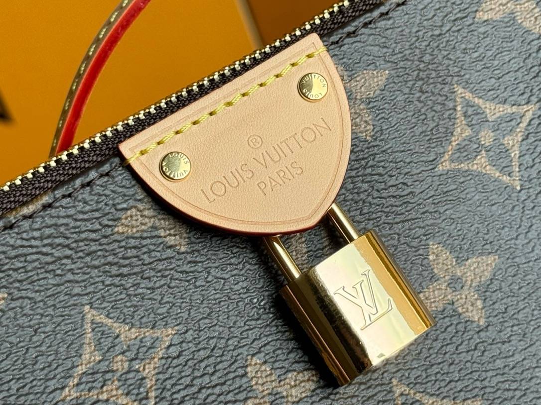 【Pochette Tirette 】M47123 新款 此款手袋采用Monogram 帆布塑造慵懒廓形，以前卫之姿拉开路易威登2024春夏秀场序幕。皮革饰边烘托侧面恰似品牌拉链头的榄尖形轮廓，耀目挂锁和可拆卸并调节的皮革肩带丰富细节。 尺寸：22 x 12 x 5.5 cm