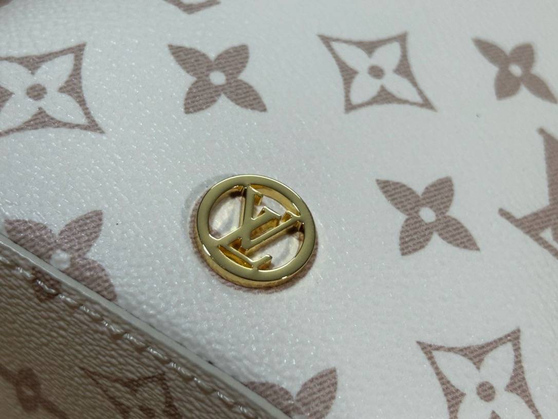 M83227白花 迷你水桶包烧麦包系列 Zjs jh Online Only 手袋 （烧麦包）用Monogram Reverse帆布素材呈现的现代而精致的诺埃珀斯。设计师尼古拉·杰斯基尔为纪念在韩国举行的时装秀而特别制作的项目。让人联想到象征福的韩国传统口袋“福袋”的紧凑的设计。