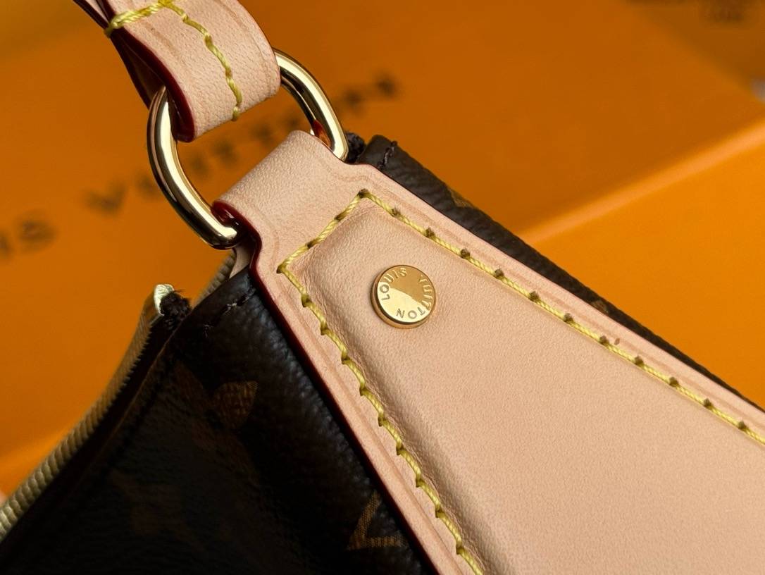 【Pochette Tirette 】M47123 新款 此款手袋采用Monogram 帆布塑造慵懒廓形，以前卫之姿拉开路易威登2024春夏秀场序幕。皮革饰边烘托侧面恰似品牌拉链头的榄尖形轮廓，耀目挂锁和可拆卸并调节的皮革肩带丰富细节。 尺寸：22 x 12 x 5.5 cm