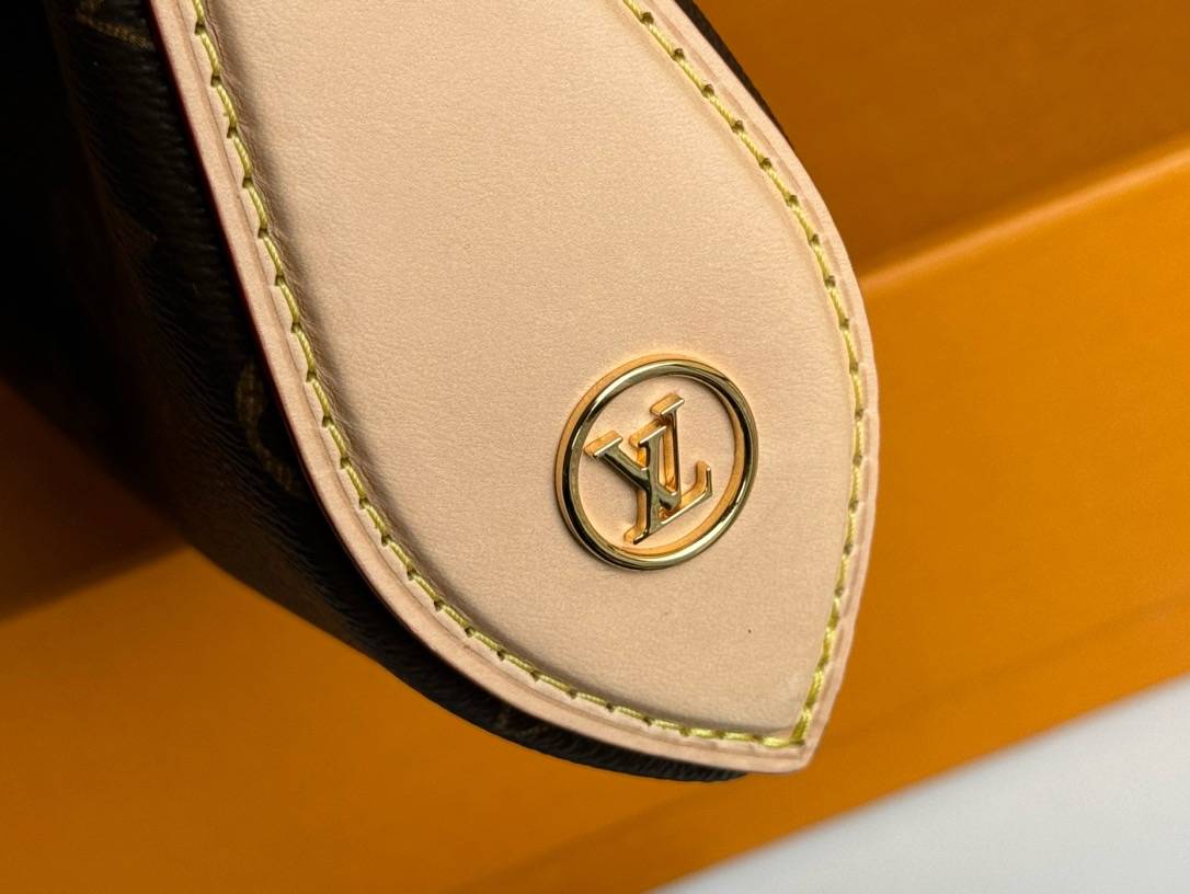 【Pochette Tirette 】M47123 新款 此款手袋采用Monogram 帆布塑造慵懒廓形，以前卫之姿拉开路易威登2024春夏秀场序幕。皮革饰边烘托侧面恰似品牌拉链头的榄尖形轮廓，耀目挂锁和可拆卸并调节的皮革肩带丰富细节。 尺寸：22 x 12 x 5.5 cm