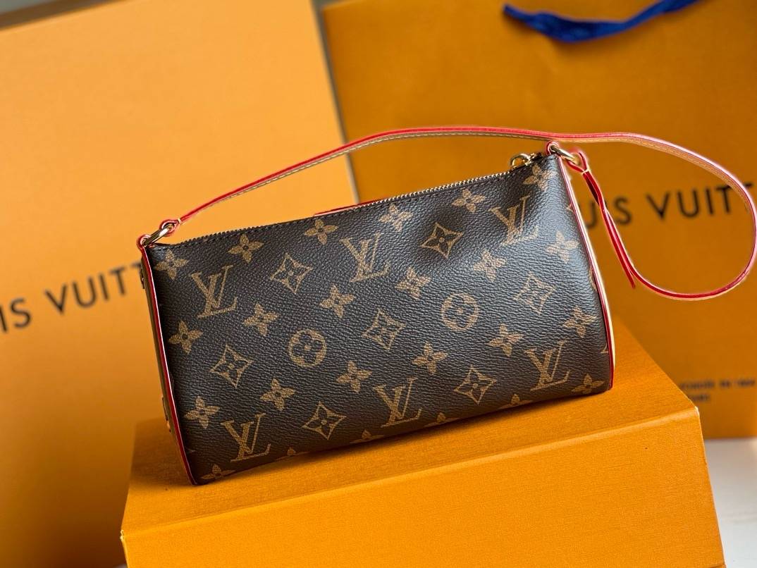 【Pochette Tirette 】M47123 新款 此款手袋采用Monogram 帆布塑造慵懒廓形，以前卫之姿拉开路易威登2024春夏秀场序幕。皮革饰边烘托侧面恰似品牌拉链头的榄尖形轮廓，耀目挂锁和可拆卸并调节的皮革肩带丰富细节。 尺寸：22 x 12 x 5.5 cm