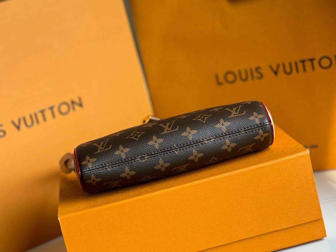 【Pochette Tirette 】M47123 新款 此款手袋采用Monogram 帆布塑造慵懒廓形，以前卫之姿拉开路易威登2024春夏秀场序幕。皮革饰边烘托侧面恰似品牌拉链头的榄尖形轮廓，耀目挂锁和可拆卸并调节的皮革肩带丰富细节。 尺寸：22 x 12 x 5.5 cm