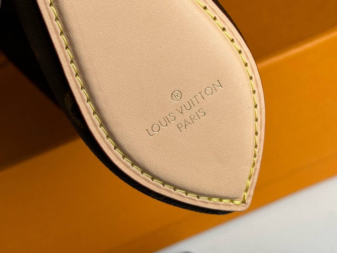 【Pochette Tirette 】M47123 新款 此款手袋采用Monogram 帆布塑造慵懒廓形，以前卫之姿拉开路易威登2024春夏秀场序幕。皮革饰边烘托侧面恰似品牌拉链头的榄尖形轮廓，耀目挂锁和可拆卸并调节的皮革肩带丰富细节。 尺寸：22 x 12 x 5.5 cm