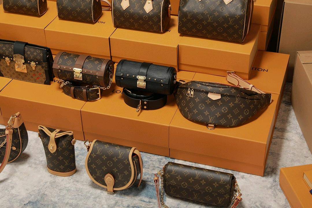 热卖款集合图LV路易威登古驰Gucc爱马仕香奈儿迪奥圣罗兰普拉达粉底纪梵希T托里伯奇巴宝莉阿玛尼蔻驰赛琳华伦天奴巴黎世家罗意威MCM克洛Mlb克罗心华伦天亚历山史蒂芬纪梵希范斯哲菲拉格慕CK杜嘉班纳单肩包双肩包男包女包斜挎包垃圾包水桶包手拿包皮带钱包胸包马鞍包公文包购物袋相机包链