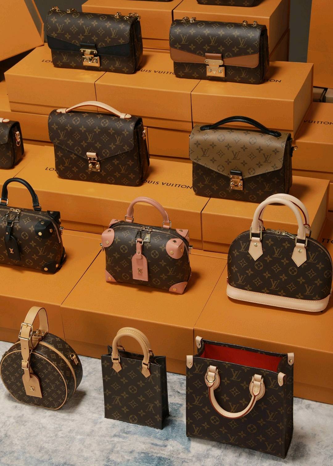 热卖款集合图LV路易威登古驰Gucc爱马仕香奈儿迪奥圣罗兰普拉达粉底纪梵希T托里伯奇巴宝莉阿玛尼蔻驰赛琳华伦天奴巴黎世家罗意威MCM克洛Mlb克罗心华伦天亚历山史蒂芬纪梵希范斯哲菲拉格慕CK杜嘉班纳单肩包双肩包男包女包斜挎包垃圾包水桶包手拿包皮带钱包胸包马鞍包公文包购物袋相机包链