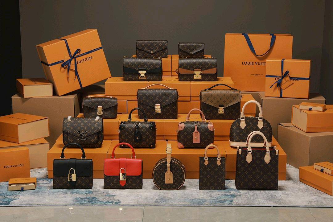 热卖款集合图LV路易威登古驰Gucc爱马仕香奈儿迪奥圣罗兰普拉达粉底纪梵希T托里伯奇巴宝莉阿玛尼蔻驰赛琳华伦天奴巴黎世家罗意威MCM克洛Mlb克罗心华伦天亚历山史蒂芬纪梵希范斯哲菲拉格慕CK杜嘉班纳单肩包双肩包男包女包斜挎包垃圾包水桶包手拿包皮带钱包胸包马鞍包公文包购物袋相机包链