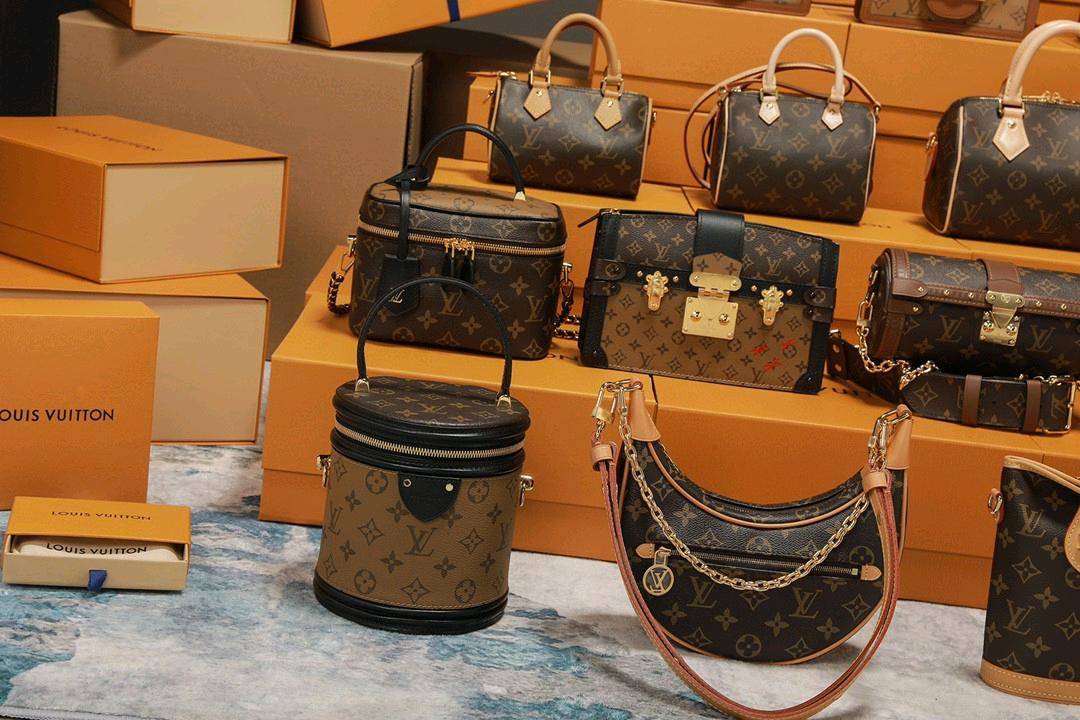 热卖款集合图LV路易威登古驰Gucc爱马仕香奈儿迪奥圣罗兰普拉达粉底纪梵希T托里伯奇巴宝莉阿玛尼蔻驰赛琳华伦天奴巴黎世家罗意威MCM克洛Mlb克罗心华伦天亚历山史蒂芬纪梵希范斯哲菲拉格慕CK杜嘉班纳单肩包双肩包男包女包斜挎包垃圾包水桶包手拿包皮带钱包胸包马鞍包公文包购物袋相机包链