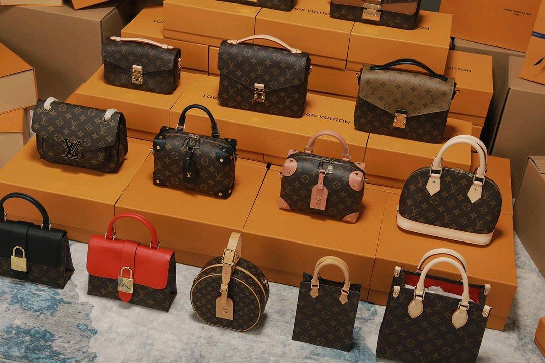 热卖款集合图LV路易威登古驰Gucc爱马仕香奈儿迪奥圣罗兰普拉达粉底纪梵希T托里伯奇巴宝莉阿玛尼蔻驰赛琳华伦天奴巴黎世家罗意威MCM克洛Mlb克罗心华伦天亚历山史蒂芬纪梵希范斯哲菲拉格慕CK杜嘉班纳单肩包双肩包男包女包斜挎包垃圾包水桶包手拿包皮带钱包胸包马鞍包公文包购物袋相机包链