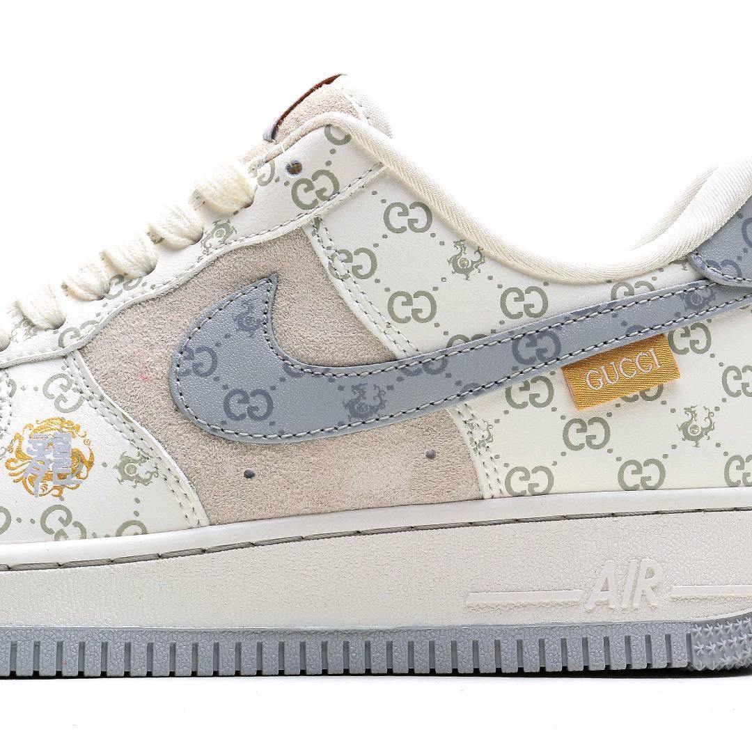 本地自取💰200 公司级NIke Air Force 1 '07 Low “中国年限定-灰龙”海外官方同步发售，耐克Nike 古驰Gucci联名创作。中国龙为主题，融入意大利设独特的创意和革新，鞋面采用小牛皮印压Gucci LOGO,鞋身搭配头层猪八革面料，再点缀上繁体字"龍"