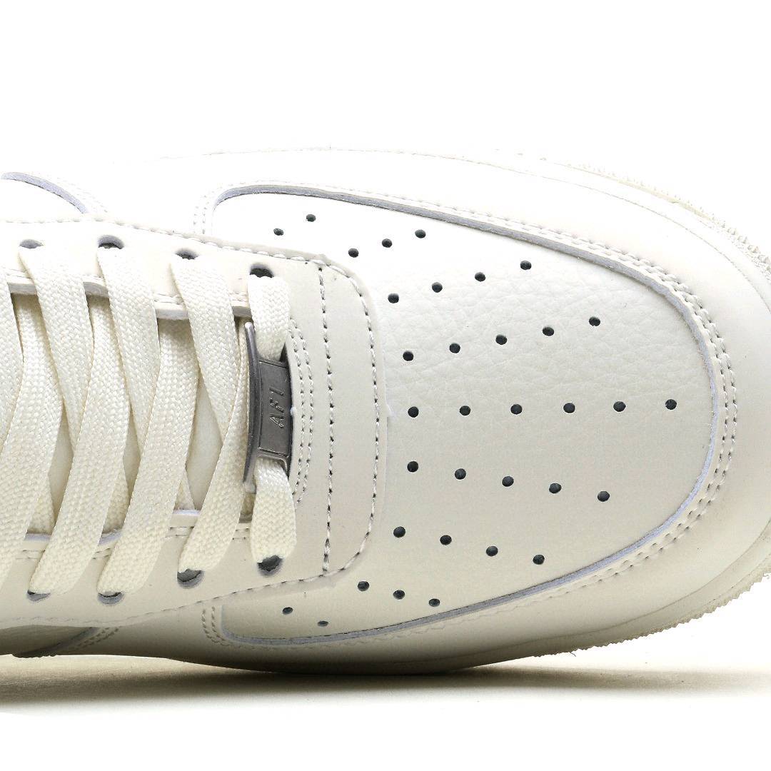 本地自取💰260 海外限量发售！公司级NIke Air Force 1 '07 Low “Supreme滑板系列--米白” 空军一号 低帮 运动鞋 休闲鞋 折边针车 工艺难度大 原楦头原纸板 原装鞋盒 定制五金配件 内置全掌气垫 原厂鞋底 美国街头滑板鞋潮牌，红底白色的独特LO