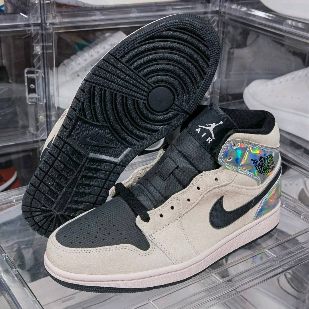 Air Jordan 1 MID系列镭射  市场独家首发加入原厂折边工艺 全进口电脑车  全鞋原厂皮 原辅料打造 真原厂纸板数据套用  原厂楦头打磨 品质全方面对比市场在售版本   真正8孔天花板级别水准 近百个配色陆续更新  货号BQ6472-602  36 36.5