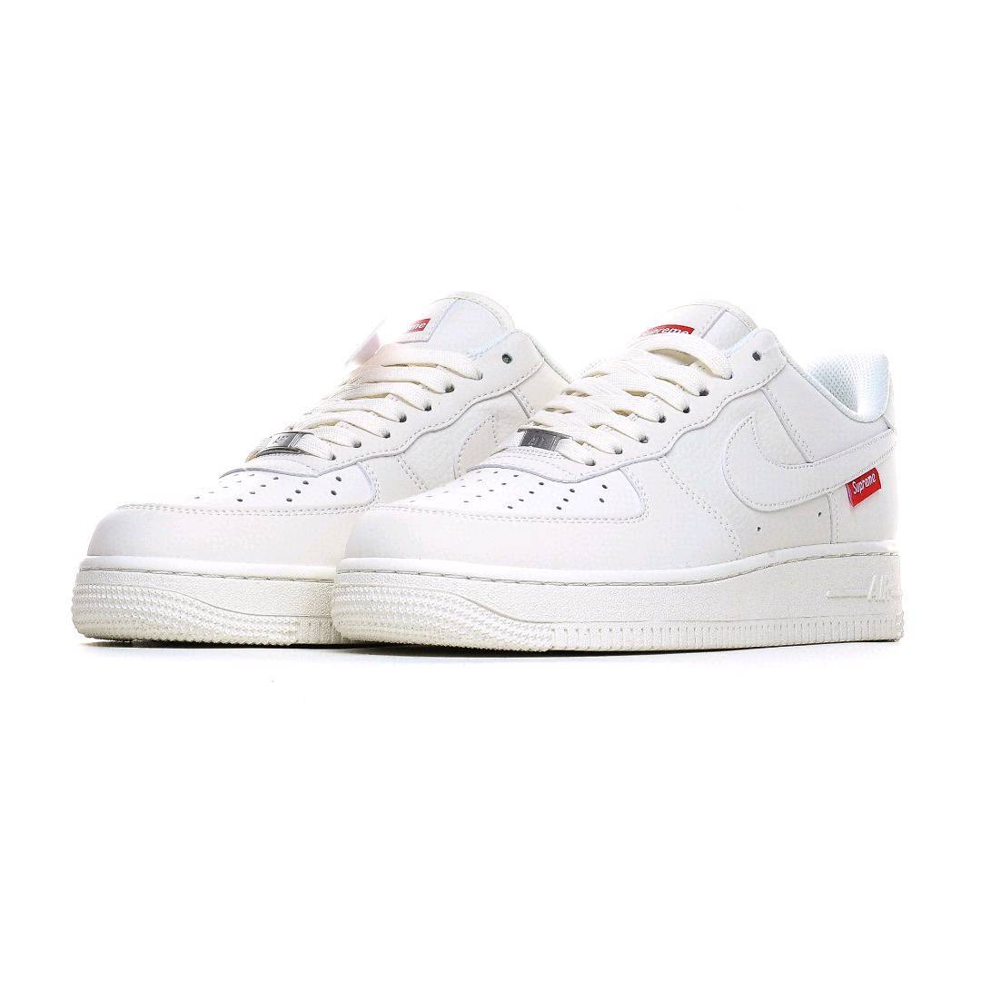 本地自取💰260 海外限量发售！公司级NIke Air Force 1 '07 Low “Supreme滑板系列--米白” 空军一号 低帮 运动鞋 休闲鞋 折边针车 工艺难度大 原楦头原纸板 原装鞋盒 定制五金配件 内置全掌气垫 原厂鞋底 美国街头滑板鞋潮牌，红底白色的独特LO