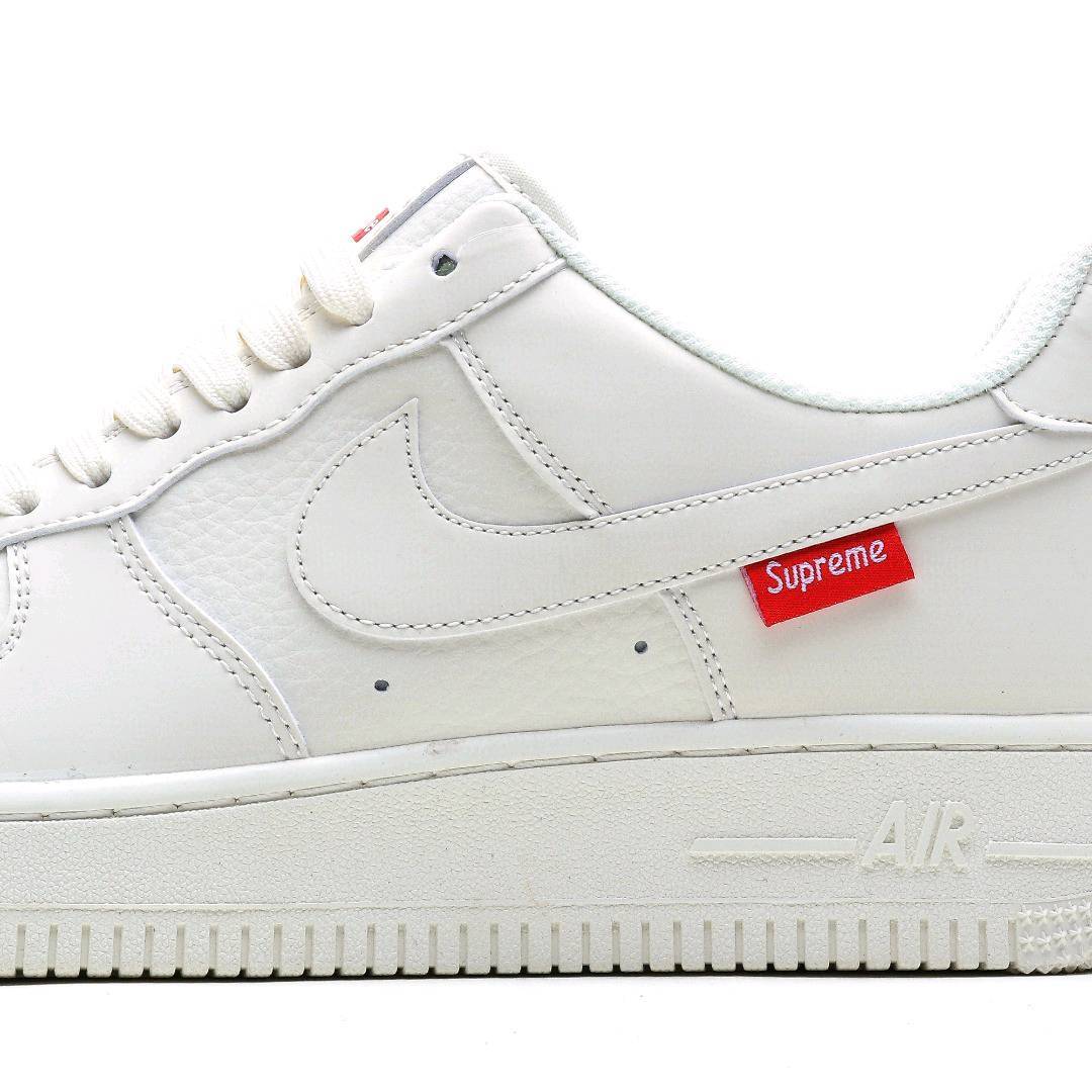 本地自取💰260 海外限量发售！公司级NIke Air Force 1 '07 Low “Supreme滑板系列--米白” 空军一号 低帮 运动鞋 休闲鞋 折边针车 工艺难度大 原楦头原纸板 原装鞋盒 定制五金配件 内置全掌气垫 原厂鞋底 美国街头滑板鞋潮牌，红底白色的独特LO