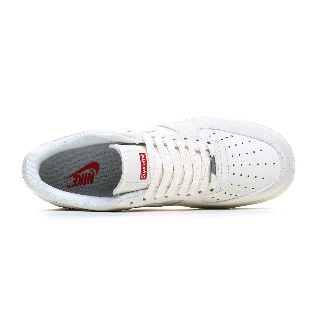本地自取💰260 海外限量发售！公司级NIke Air Force 1 '07 Low “Supreme滑板系列--米白” 空军一号 低帮 运动鞋 休闲鞋 折边针车 工艺难度大 原楦头原纸板 原装鞋盒 定制五金配件 内置全掌气垫 原厂鞋底 美国街头滑板鞋潮牌，红底白色的独特LO