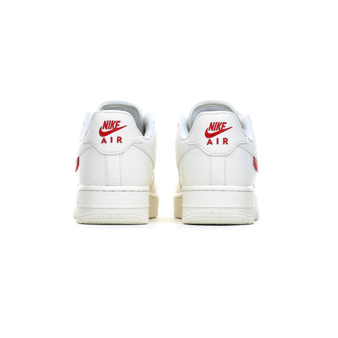 本地自取💰260 海外限量发售！公司级NIke Air Force 1 '07 Low “Supreme滑板系列--米白” 空军一号 低帮 运动鞋 休闲鞋 折边针车 工艺难度大 原楦头原纸板 原装鞋盒 定制五金配件 内置全掌气垫 原厂鞋底 美国街头滑板鞋潮牌，红底白色的独特LO