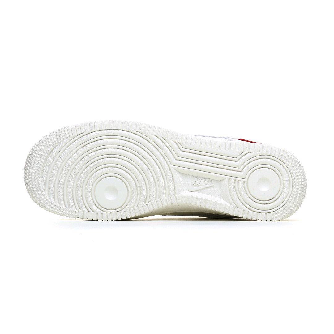 本地自取💰260 海外限量发售！公司级NIke Air Force 1 '07 Low “Supreme滑板系列--米白” 空军一号 低帮 运动鞋 休闲鞋 折边针车 工艺难度大 原楦头原纸板 原装鞋盒 定制五金配件 内置全掌气垫 原厂鞋底 美国街头滑板鞋潮牌，红底白色的独特LO