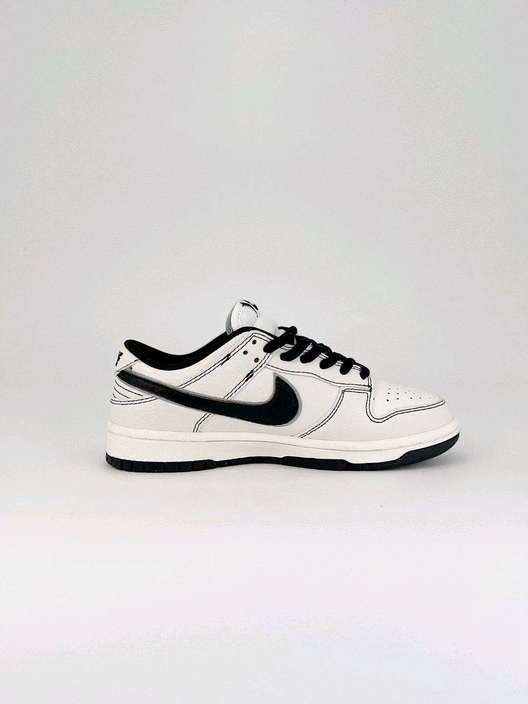 本地💰200  NIKE DUNK SB LOW 定制配色 Dunk SB顾名思义，具有经典的Dunk血缘，又注入了更多的时尚元素。相较于普通的Dunk滑板鞋，改良版的Dunk SB加厚了鞋舌的填充，使舒适性大大提升，同时也更方便穿脱；中底部分则加入了脚感柔软舒适Zoo