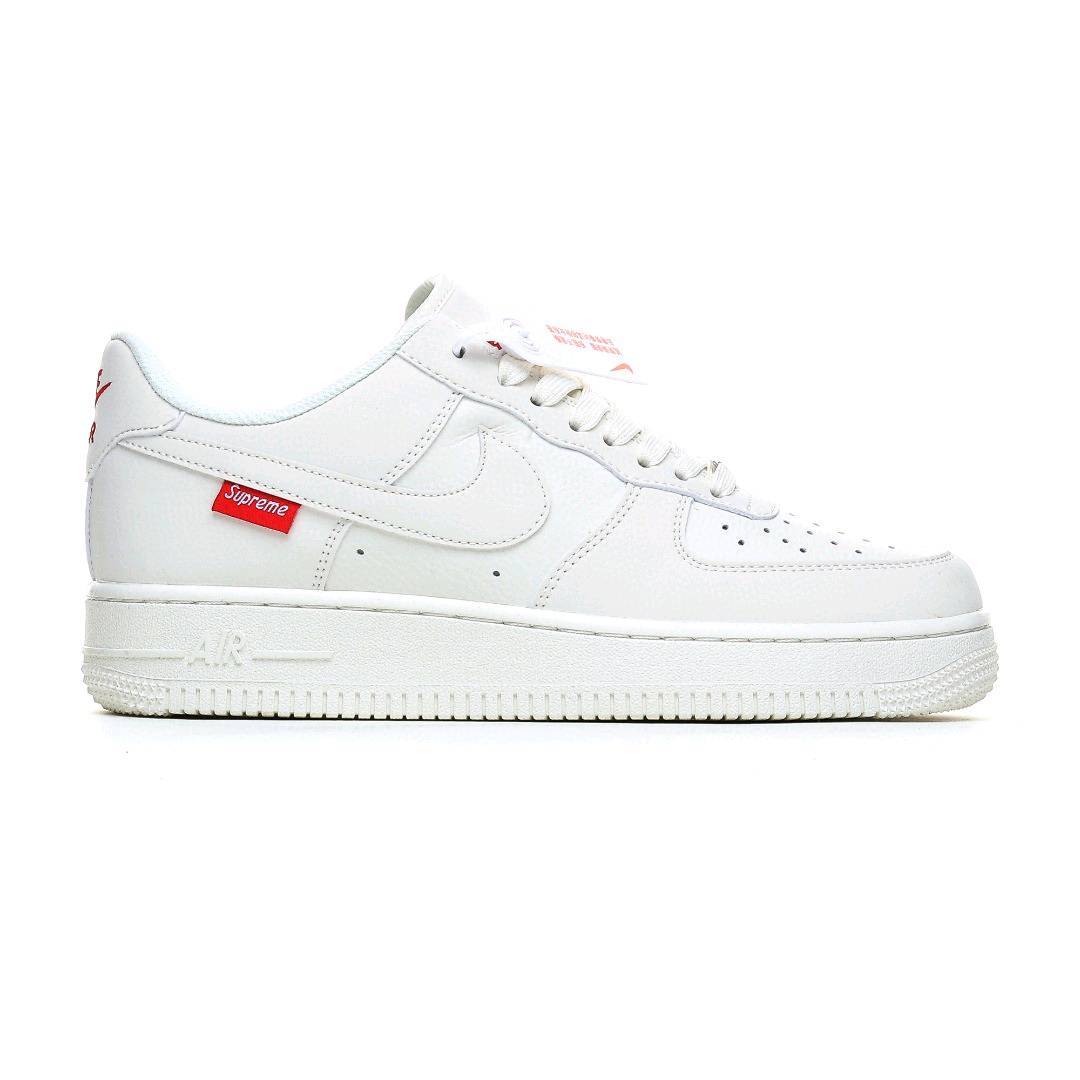本地自取💰260 海外限量发售！公司级NIke Air Force 1 '07 Low “Supreme滑板系列--米白” 空军一号 低帮 运动鞋 休闲鞋 折边针车 工艺难度大 原楦头原纸板 原装鞋盒 定制五金配件 内置全掌气垫 原厂鞋底 美国街头滑板鞋潮牌，红底白色的独特LO