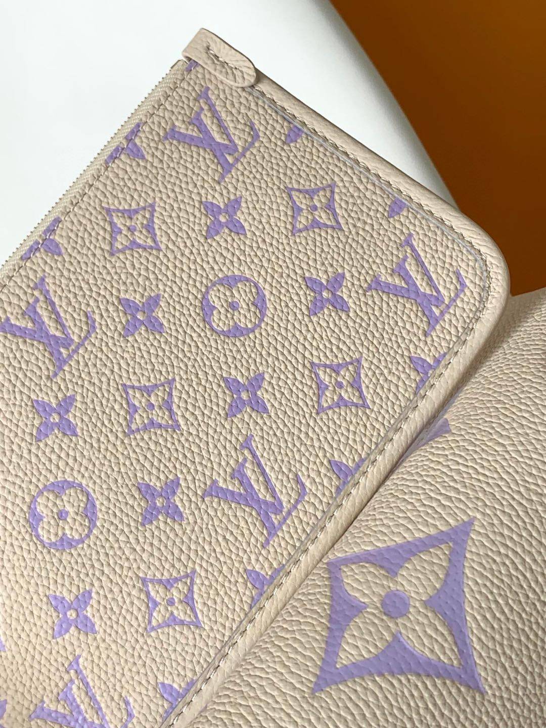 p600💰顶级原单M24141紫色 M24141 蓝色M47180杏色印M24141白色配粉M46288黑 M46293米白M46277杏色 M 46298粉色CarryAll 小号手袋取材 Mono gram Empreinte 压纹皮革，充裕构型设有齐整内层，大号内袋再添功能