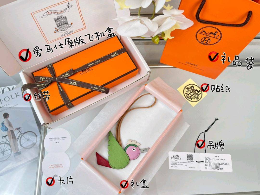 🐎🐎专柜新款 Hermes Birdy 吊饰 爱马仕小鸟包挂件 包饰 钥匙扣 Epsom小牛皮、Mysore山羊皮、Swift小羊皮和Milo羊羔皮吊饰 配有镀钯鸟喙 尺寸：长12×宽10.5