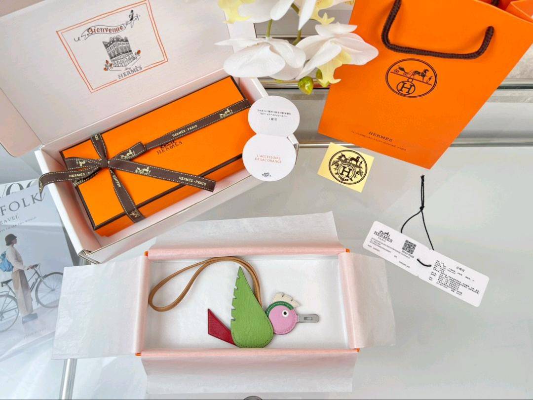 🐎🐎专柜新款 Hermes Birdy 吊饰 爱马仕小鸟包挂件 包饰 钥匙扣 Epsom小牛皮、Mysore山羊皮、Swift小羊皮和Milo羊羔皮吊饰 配有镀钯鸟喙 尺寸：长12×宽10.5