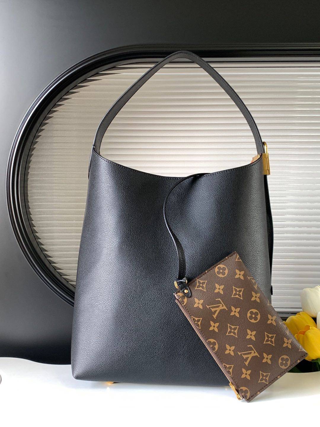 P600【动态变码芯片 顶级原单加强版】【Low Key Hobo 中号手袋】M24856 黑色 m24974 棕色 m25022 白色  以柔软牛皮革勾勒简雅线条，搭配绒面内衬释放潮流气息，尽显品牌精湛匠艺。可调节肩带点缀经典铭纹挂锁，充裕空间可轻松收纳笔记本电脑等日常所需。