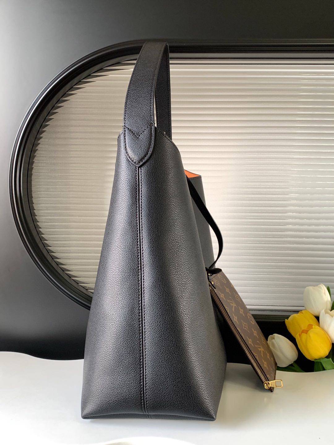 P600【动态变码芯片 顶级原单加强版】【Low Key Hobo 中号手袋】M24856 黑色 m24974 棕色 m25022 白色  以柔软牛皮革勾勒简雅线条，搭配绒面内衬释放潮流气息，尽显品牌精湛匠艺。可调节肩带点缀经典铭纹挂锁，充裕空间可轻松收纳笔记本电脑等日常所需。