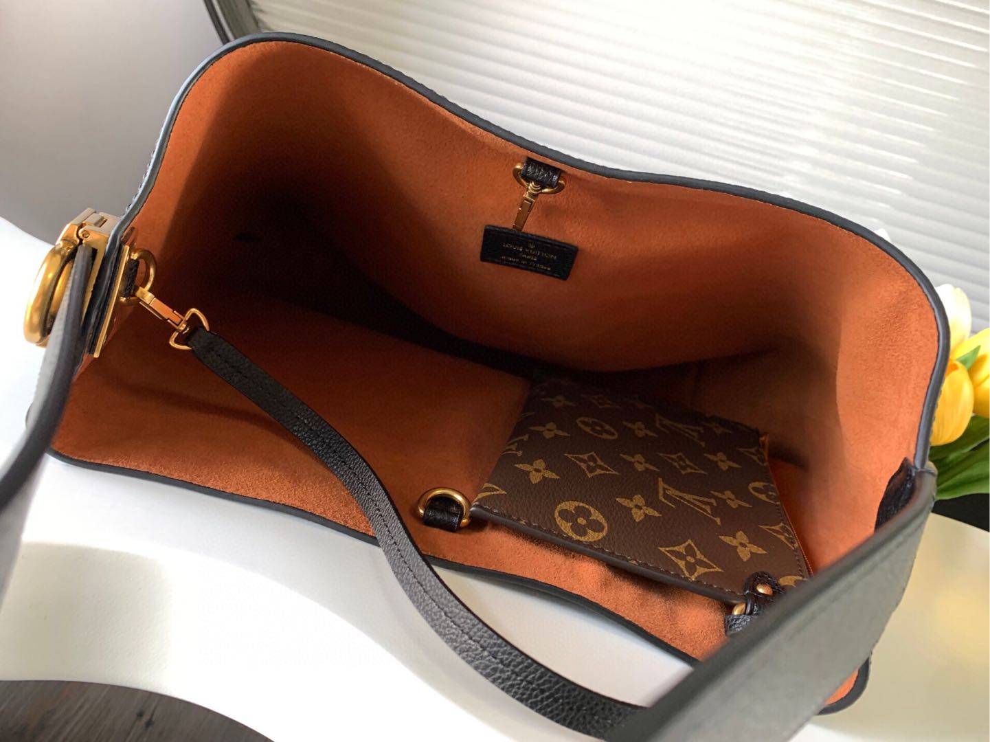 P600【动态变码芯片 顶级原单加强版】【Low Key Hobo 中号手袋】M24856 黑色 m24974 棕色 m25022 白色  以柔软牛皮革勾勒简雅线条，搭配绒面内衬释放潮流气息，尽显品牌精湛匠艺。可调节肩带点缀经典铭纹挂锁，充裕空间可轻松收纳笔记本电脑等日常所需。