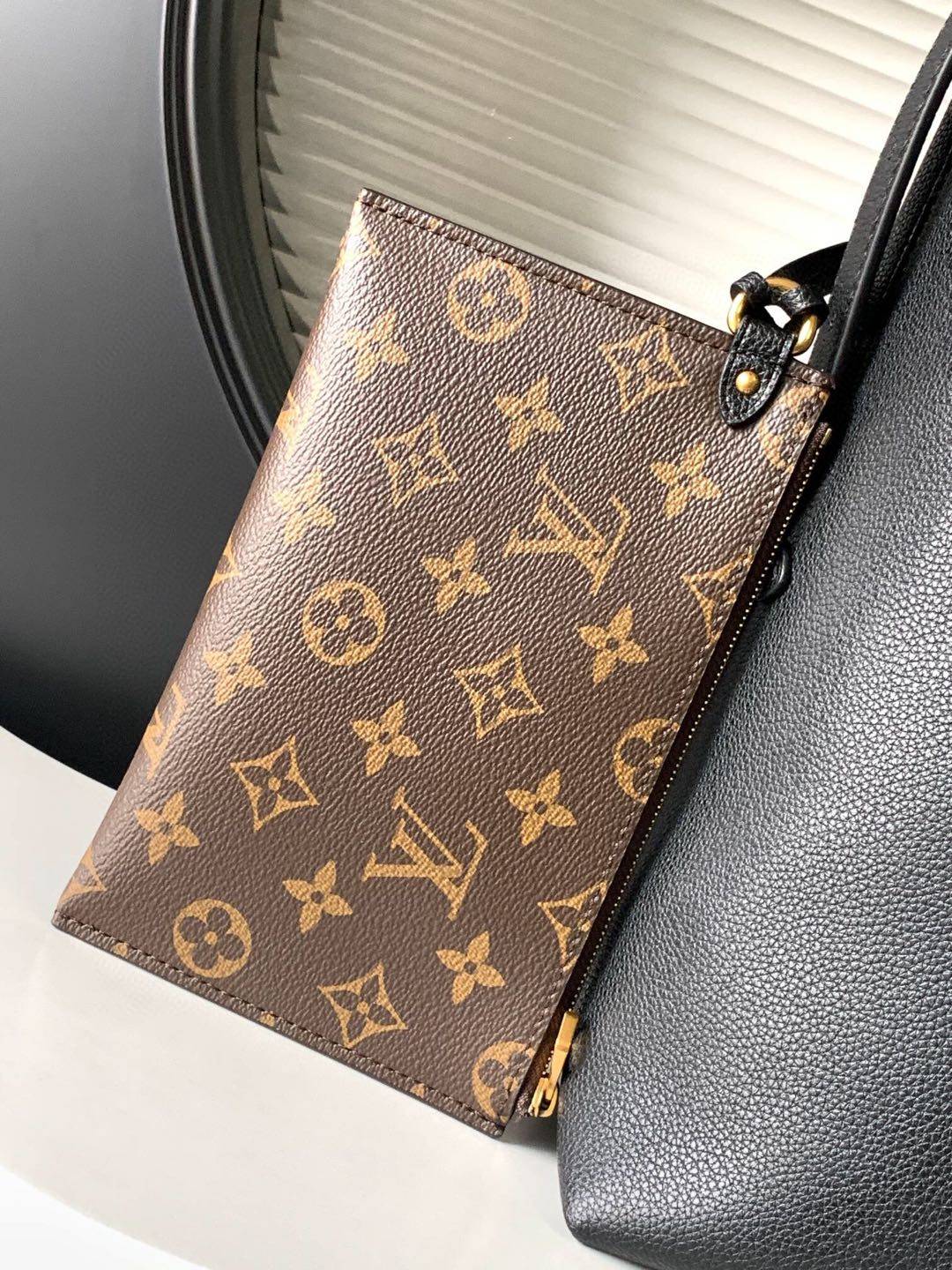 P600【动态变码芯片 顶级原单加强版】【Low Key Hobo 中号手袋】M24856 黑色 m24974 棕色 m25022 白色  以柔软牛皮革勾勒简雅线条，搭配绒面内衬释放潮流气息，尽显品牌精湛匠艺。可调节肩带点缀经典铭纹挂锁，充裕空间可轻松收纳笔记本电脑等日常所需。
