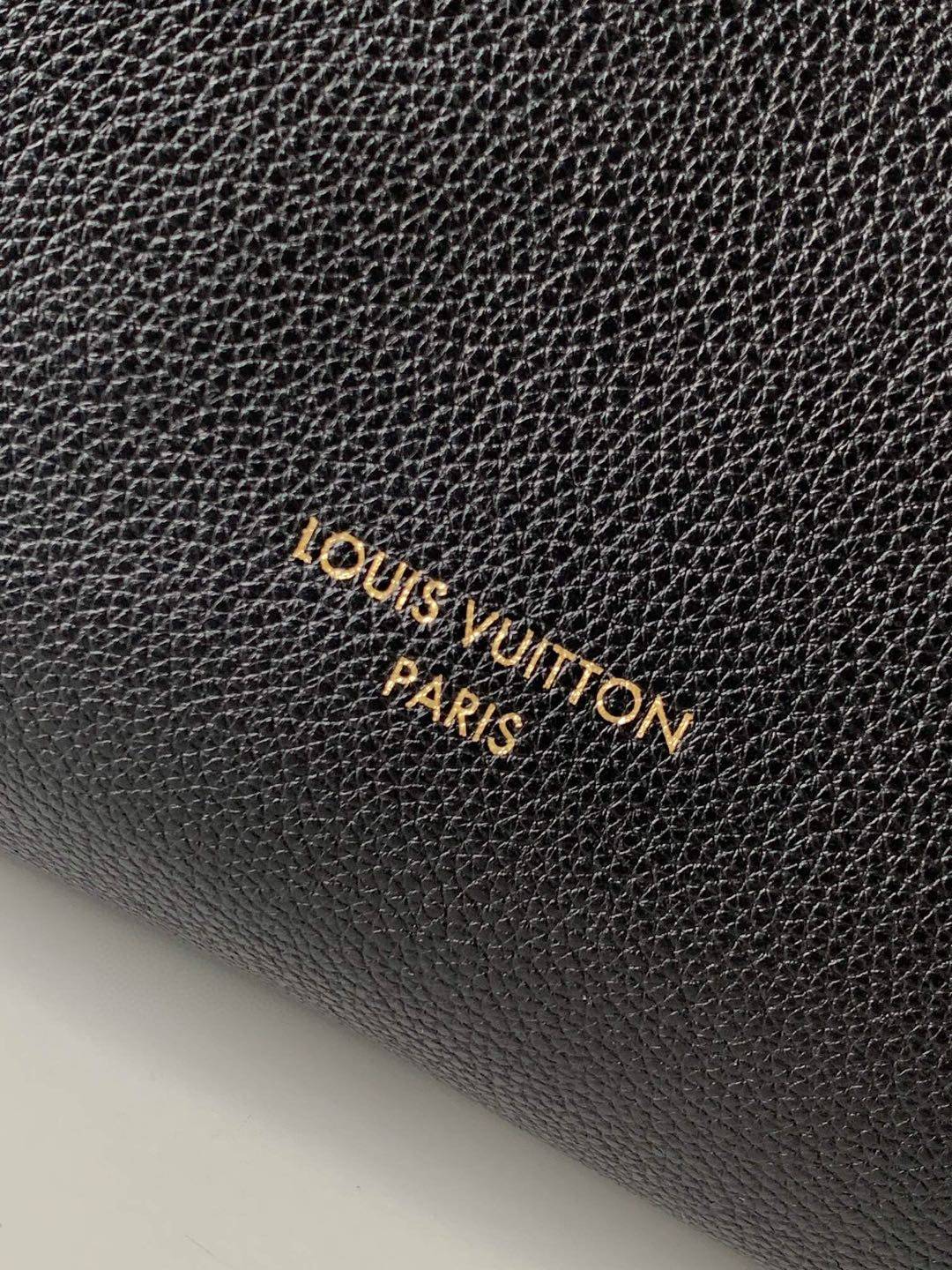P600【动态变码芯片 顶级原单加强版】【Low Key Hobo 中号手袋】M24856 黑色 m24974 棕色 m25022 白色  以柔软牛皮革勾勒简雅线条，搭配绒面内衬释放潮流气息，尽显品牌精湛匠艺。可调节肩带点缀经典铭纹挂锁，充裕空间可轻松收纳笔记本电脑等日常所需。