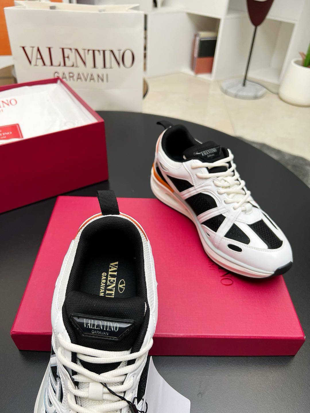 杨洋、郑业成、王弘毅 演绎Valentino全新Easy  Jog运动鞋  Valentino华伦天奴2024新款采用高频焊接技术的Vlogo签名细节，品牌网帆布热切工艺，鞋舌车缝橡胶品牌logo.加固后跟和织物拉片 透气材质拼接，鲜明色彩对比，舒适度超强。超轻Tpu镂空橡胶鞋底