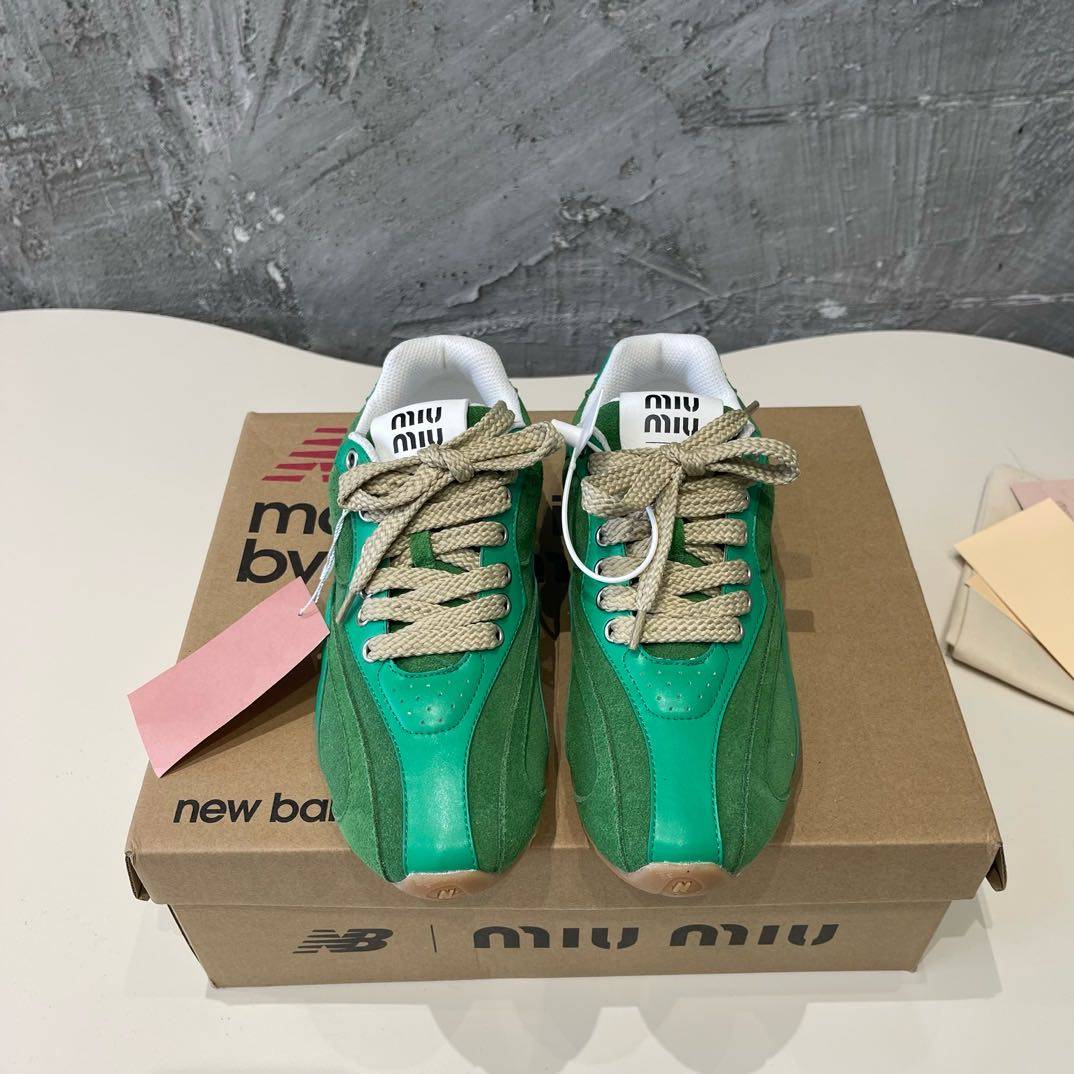 👫MiuMiu x new balance nb530 休闲运动鞋阿甘鞋 德训鞋‼️      原版开发miu miu x new balance 经典nb530运动鞋中汲取灵感      推出了自己的迭代版本530sl。该运动鞋采 用解构和轻盈的设计，有棕色和米色配色，带点彷