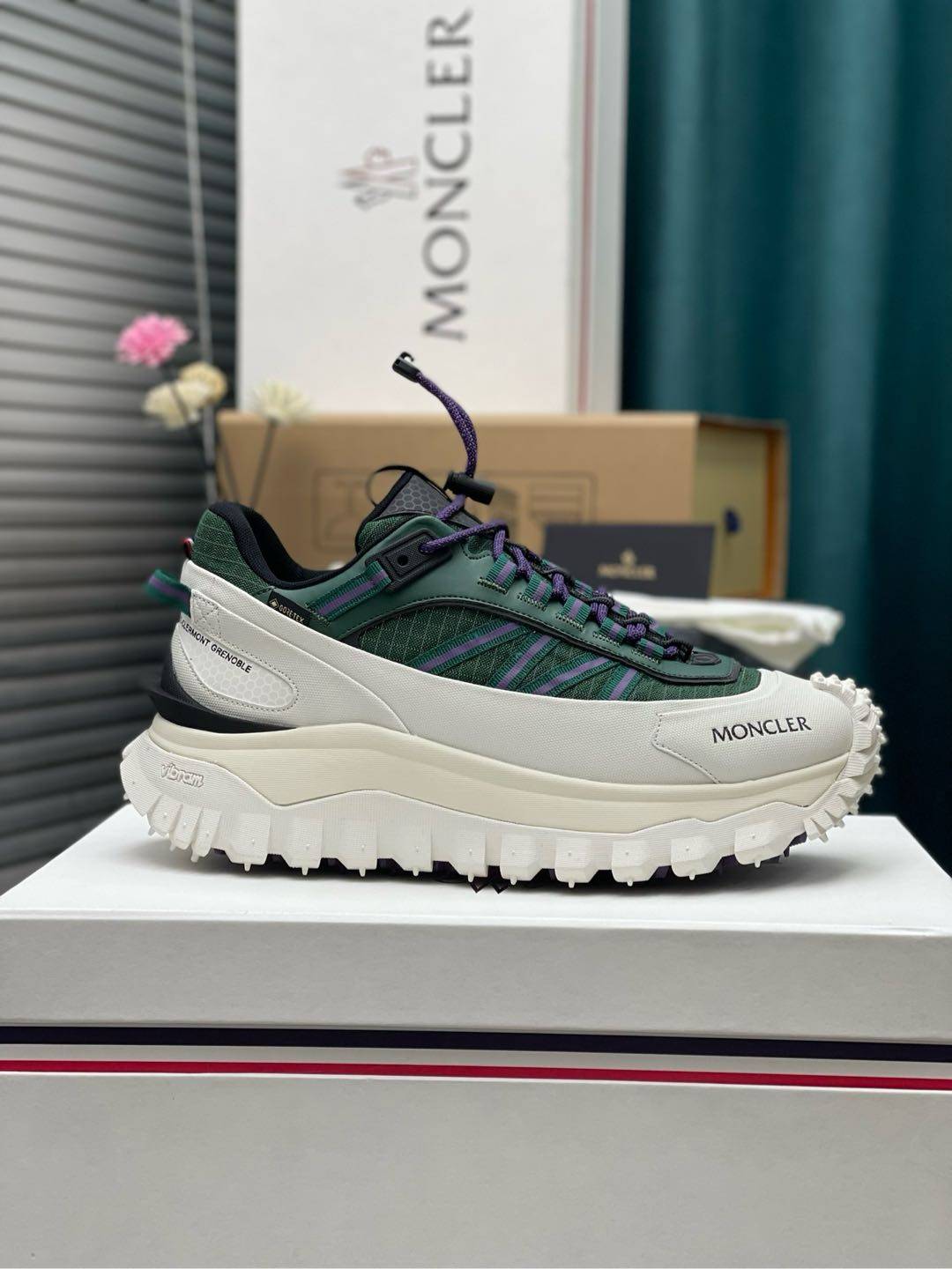 Moncler盟可睐 Trailgrip GTX 减震抗撕裂户外运动鞋   Moncler能够将高端设计元素与全面实用性无缝融合，推出这款采用超级耐用的部件制成，适用于恶劣的环境全能越野鞋。采用防撕裂网眼鞋面，GORE-TEX防水涂层，Tech Tough橡胶加固和Vibram