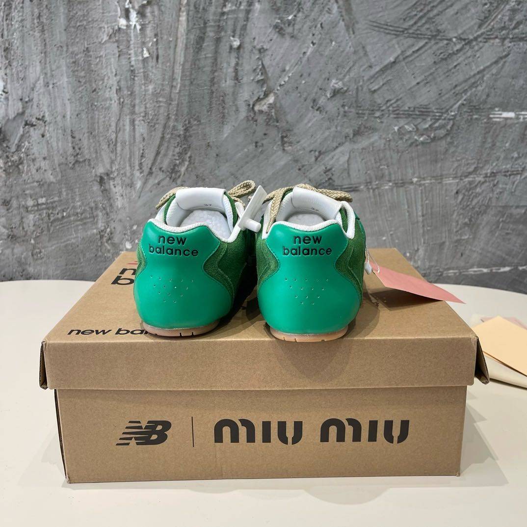 👫MiuMiu x new balance nb530 休闲运动鞋阿甘鞋 德训鞋‼️      原版开发miu miu x new balance 经典nb530运动鞋中汲取灵感      推出了自己的迭代版本530sl。该运动鞋采 用解构和轻盈的设计，有棕色和米色配色，带点彷