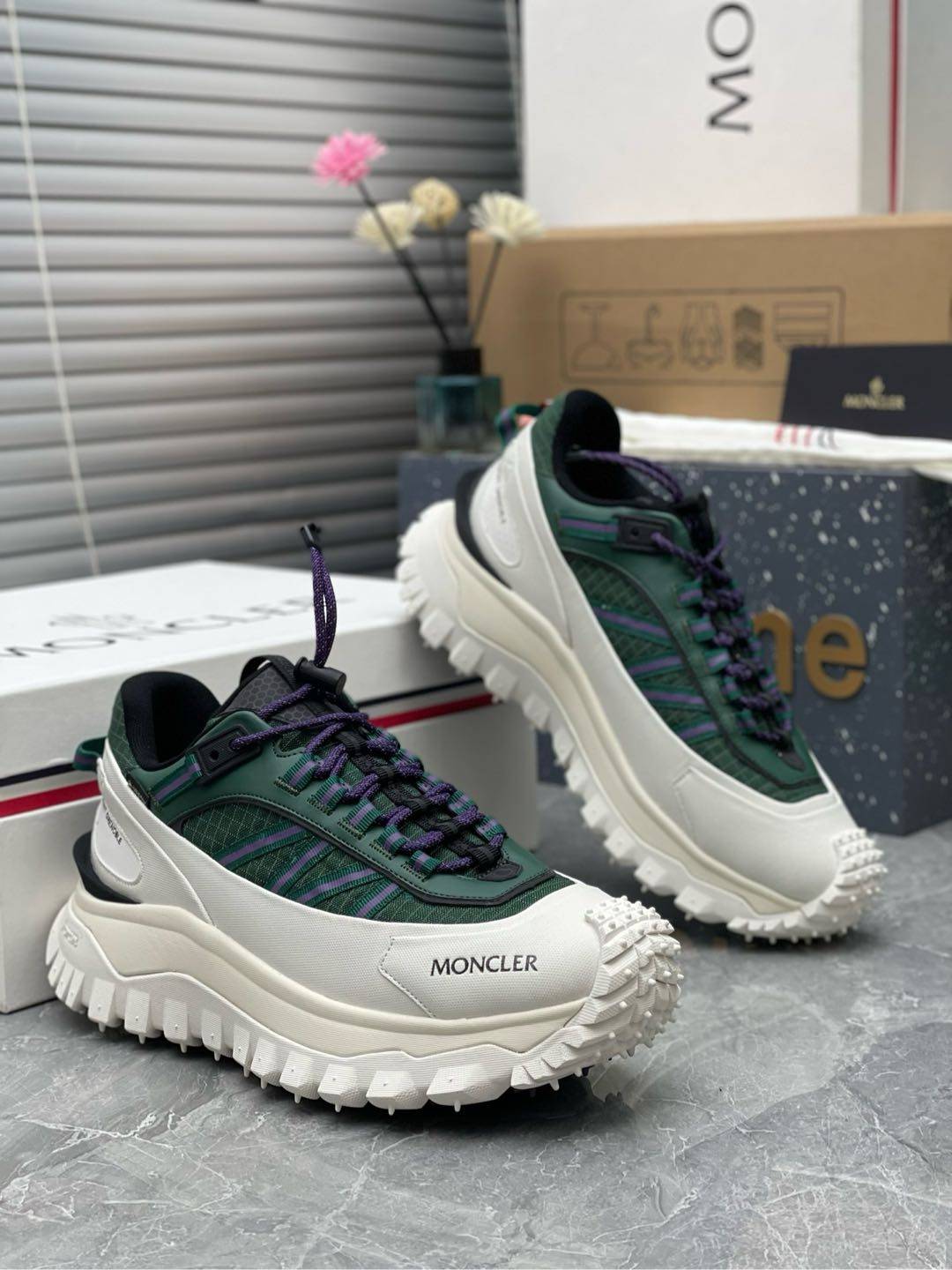 Moncler盟可睐 Trailgrip GTX 减震抗撕裂户外运动鞋   Moncler能够将高端设计元素与全面实用性无缝融合，推出这款采用超级耐用的部件制成，适用于恶劣的环境全能越野鞋。采用防撕裂网眼鞋面，GORE-TEX防水涂层，Tech Tough橡胶加固和Vibram