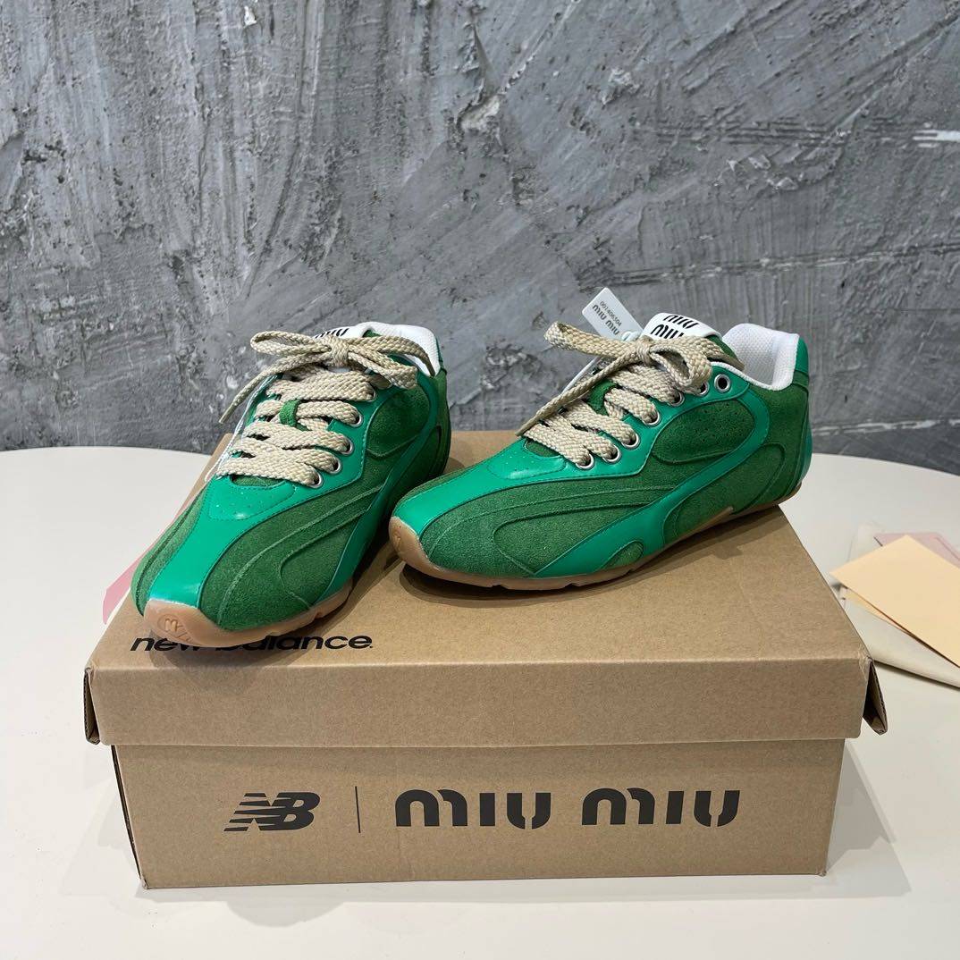 👫MiuMiu x new balance nb530 休闲运动鞋阿甘鞋 德训鞋‼️      原版开发miu miu x new balance 经典nb530运动鞋中汲取灵感      推出了自己的迭代版本530sl。该运动鞋采 用解构和轻盈的设计，有棕色和米色配色，带点彷