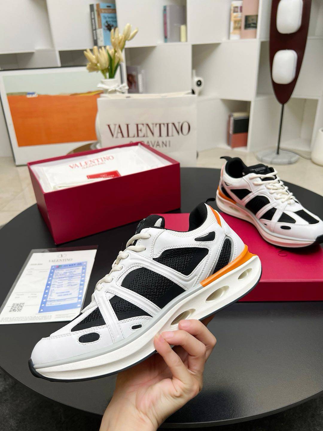 杨洋、郑业成、王弘毅 演绎Valentino全新Easy  Jog运动鞋  Valentino华伦天奴2024新款采用高频焊接技术的Vlogo签名细节，品牌网帆布热切工艺，鞋舌车缝橡胶品牌logo.加固后跟和织物拉片 透气材质拼接，鲜明色彩对比，舒适度超强。超轻Tpu镂空橡胶鞋底