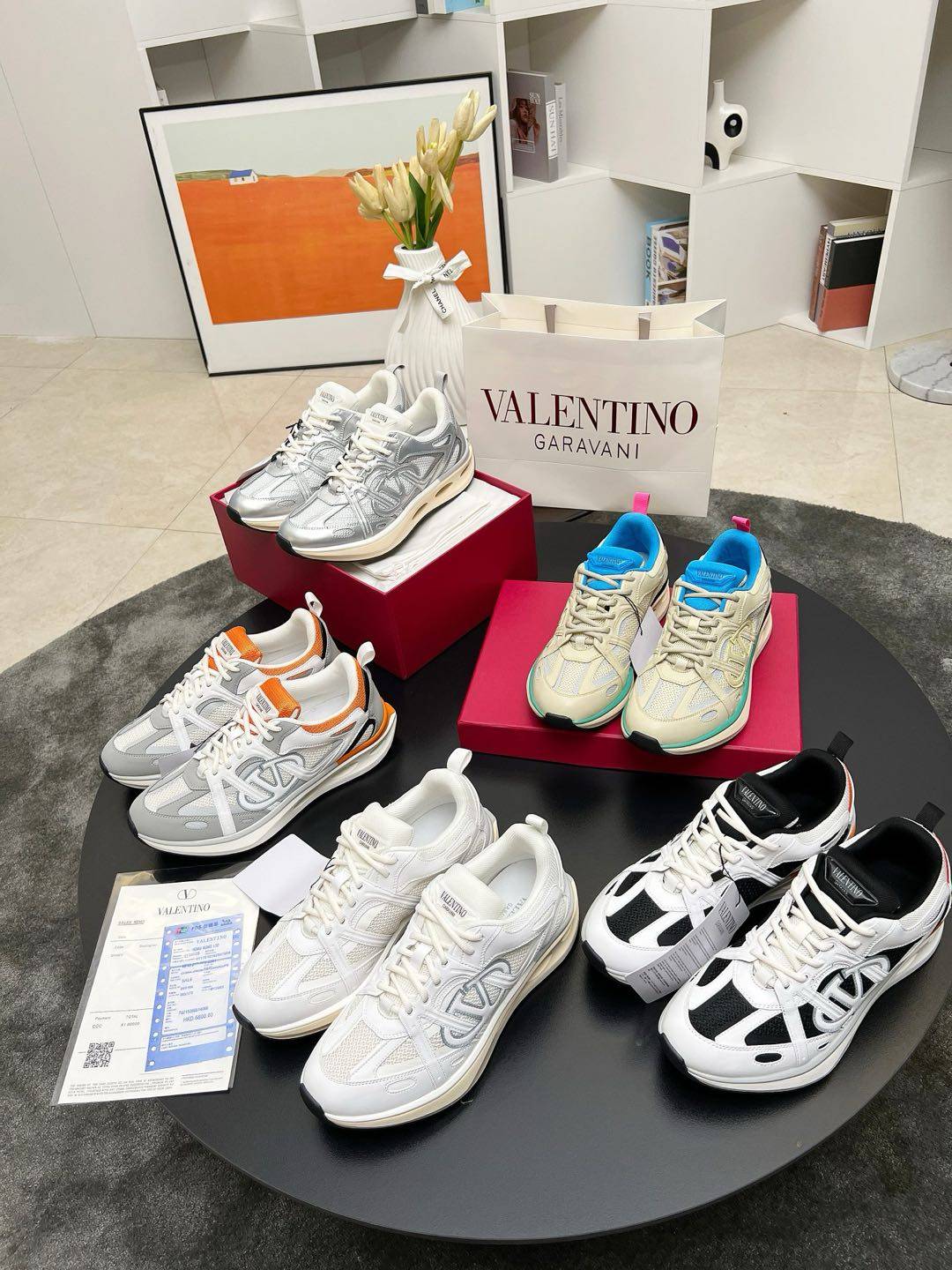 杨洋、郑业成、王弘毅 演绎Valentino全新Easy  Jog运动鞋  Valentino华伦天奴2024新款采用高频焊接技术的Vlogo签名细节，品牌网帆布热切工艺，鞋舌车缝橡胶品牌logo.加固后跟和织物拉片 透气材质拼接，鲜明色彩对比，舒适度超强。超轻Tpu镂空橡胶鞋底
