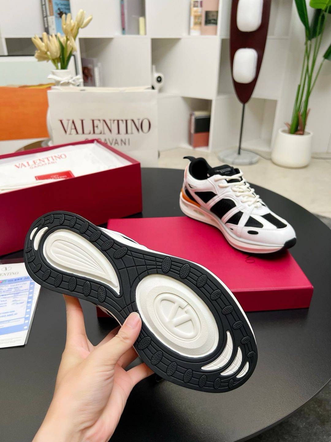 杨洋、郑业成、王弘毅 演绎Valentino全新Easy  Jog运动鞋  Valentino华伦天奴2024新款采用高频焊接技术的Vlogo签名细节，品牌网帆布热切工艺，鞋舌车缝橡胶品牌logo.加固后跟和织物拉片 透气材质拼接，鲜明色彩对比，舒适度超强。超轻Tpu镂空橡胶鞋底