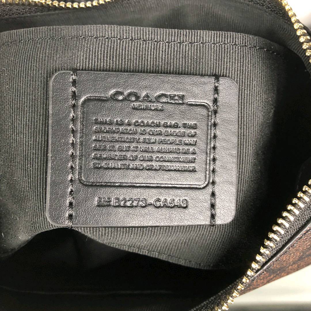 💰130 新款coach/蔻驰大号麻将包 CA548 Teri shoulder bag手提腋下包  经典老花logo配皮 链条⛓️皮制手提带和半月包型设计更显精致优雅 彰显经典的气质与时尚的态度 双肩带都可自由拆卸，无论腋下背，还是做斜挎包 更加肆意随性 不拘一格 尺寸：24*13*7cm