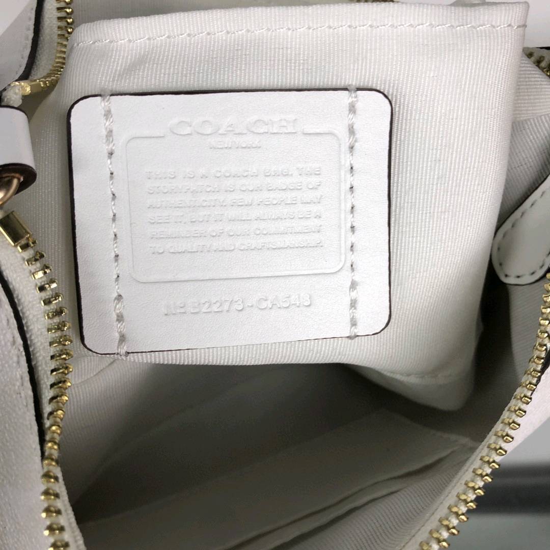 💰130 新款coach/蔻驰大号麻将包 CA548 Teri shoulder bag手提腋下包 冰川白简直太仙啦 干净又清爽 链条⛓️皮制手提带和半月包型设计更显精致优雅 彰显经典的气质与时尚的态度 双肩带都可自由拆卸，无论腋下背，还是做斜挎包 更加肆意随性24*13*7