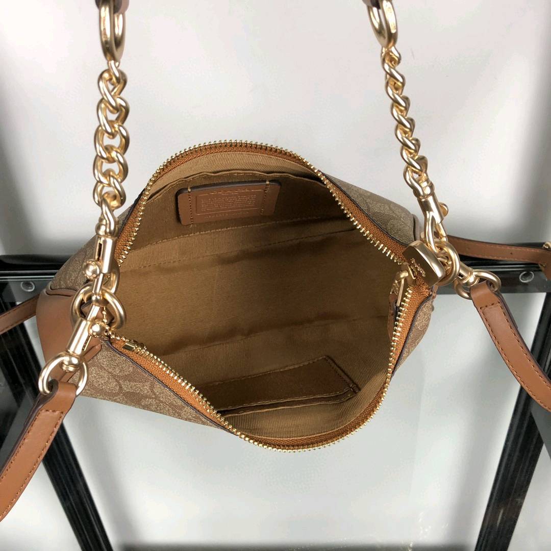 💰130 新款coach/蔻驰大号麻将包 CA548 Teri shoulder bag手提腋下包  经典老花logo配皮 链条⛓️皮制手提带和半月包型设计更显精致优雅 彰显经典的气质与时尚的态度 双肩带都可自由拆卸，无论腋下背，还是做斜挎包更加肆意随性 尺寸24*13*7cm