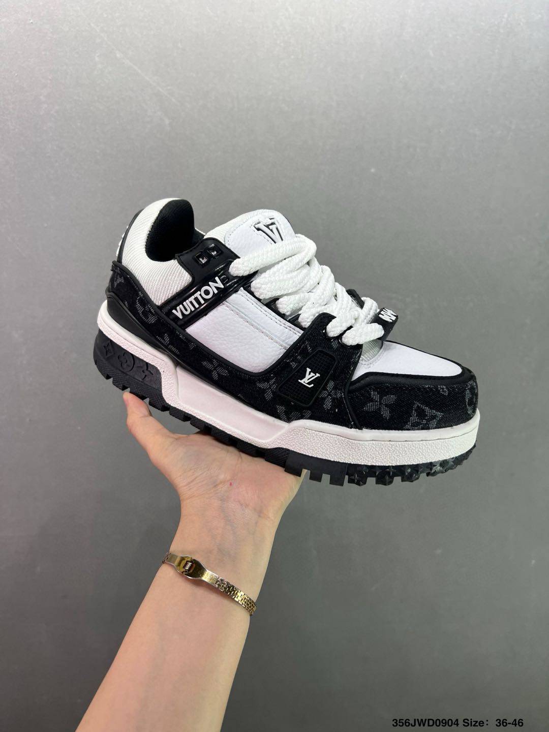 公司级💰180  纯原💰380  450  顶级💰550 路易威登/Louis Vuitton  LV路易威登板鞋       新款 LV Trainer最新配色运动鞋  L家 篮球鞋风格运动鞋   该鞋由艺术总监 VIRGIL ABLOH设计 垫脚聚米微料加透气英伦网布
