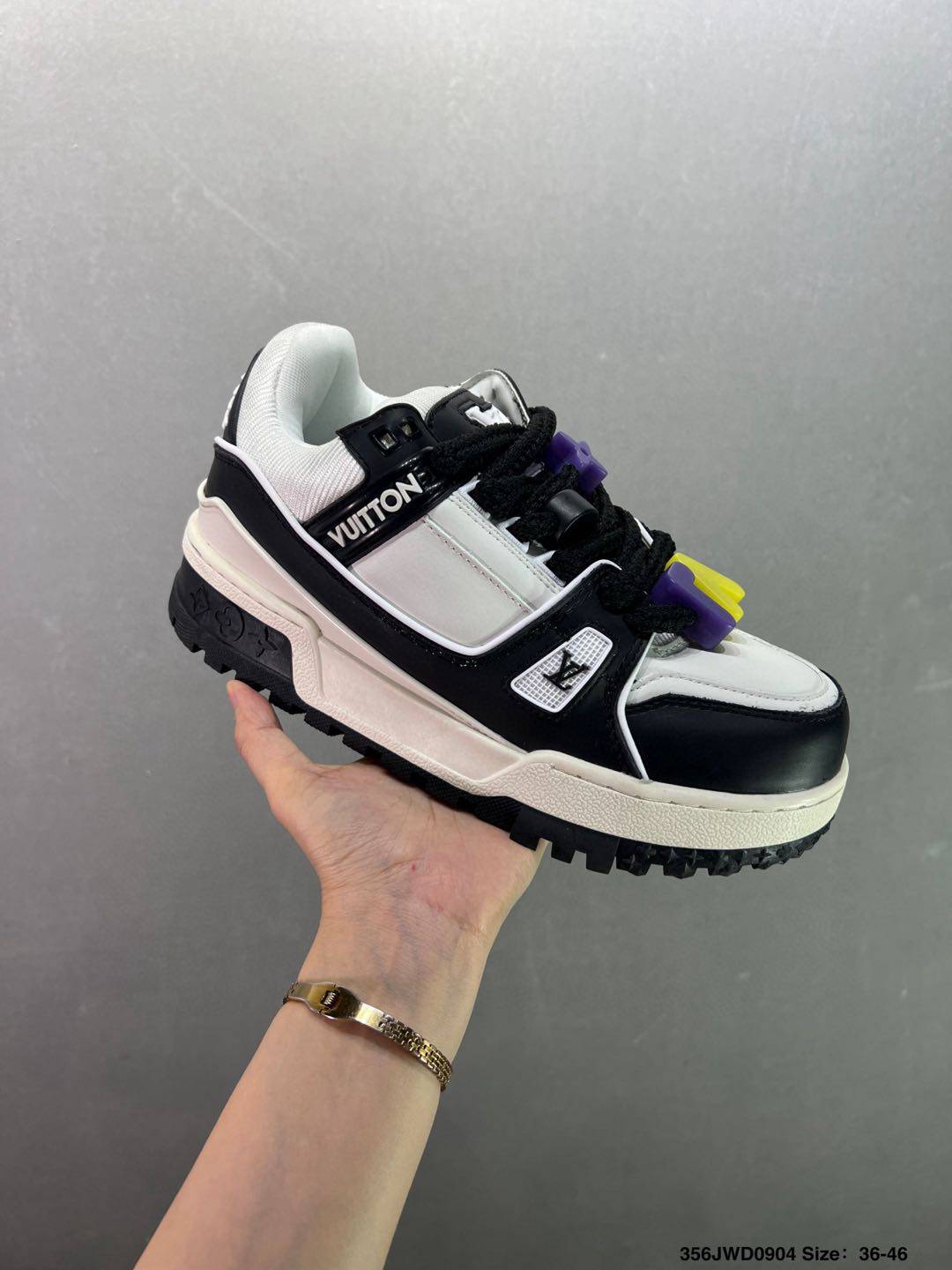 公司级💰180  纯原💰380  450  顶级💰550 路易威登/Louis Vuitton  LV路易威登板鞋       新款 LV Trainer最新配色运动鞋  L家 篮球鞋风格运动鞋   该鞋由艺术总监 VIRGIL ABLOH设计 垫脚聚米微料加透气英伦网布
