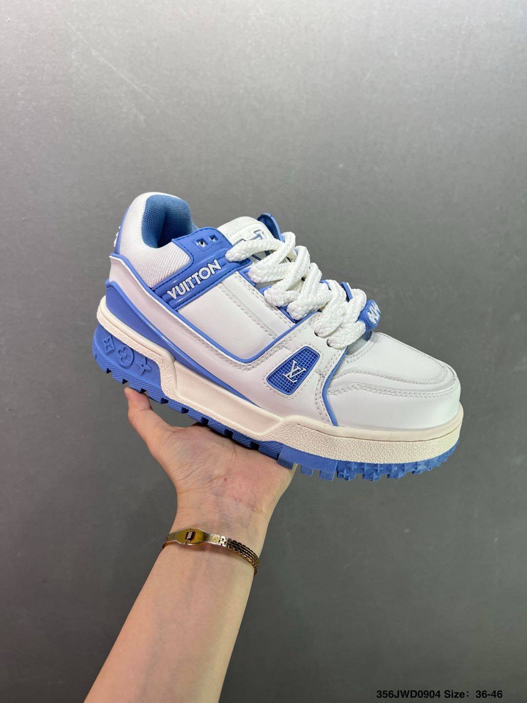 公司级💰180  纯原💰380  450  顶级💰550 路易威登/Louis Vuitton  LV路易威登板鞋       新款 LV Trainer最新配色运动鞋  L家 篮球鞋风格运动鞋   该鞋由艺术总监 VIRGIL ABLOH设计 垫脚聚米微料加透气英伦网布