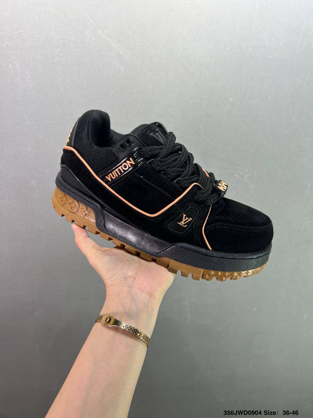 公司级💰180  纯原💰380  450  顶级💰550 路易威登/Louis Vuitton  LV路易威登板鞋       新款 LV Trainer最新配色运动鞋  L家 篮球鞋风格运动鞋   该鞋由艺术总监 VIRGIL ABLOH设计 垫脚聚米微料加透气英伦网布