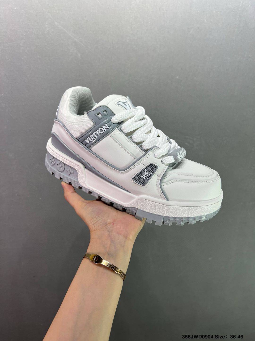 公司级💰180  纯原💰380  450  顶级💰550 路易威登/Louis Vuitton  LV路易威登板鞋       新款 LV Trainer最新配色运动鞋  L家 篮球鞋风格运动鞋   该鞋由艺术总监 VIRGIL ABLOH设计 垫脚聚米微料加透气英伦网布