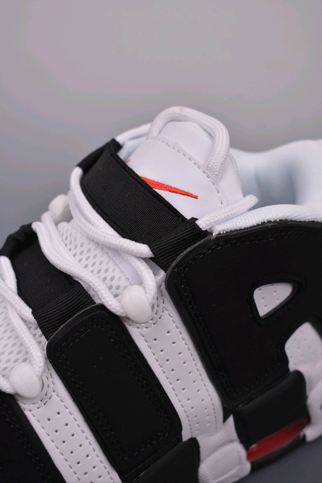 💰180真标💰260公司级💰320纯原版 NK Air More Uptempo 皮蓬大AIR  【地表最强性价比版本 完美清洁度】 以流行于街头的涂鸦文化为设计灵感 整体的设计风格夸张而充满魅力 厚实而充满质感的皮质鞋面两侧印刻了一对巨大的字母“AIR” 独特炫酷的外观惊